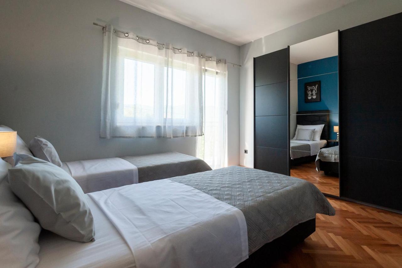 Villa Latica Dicmo ภายนอก รูปภาพ