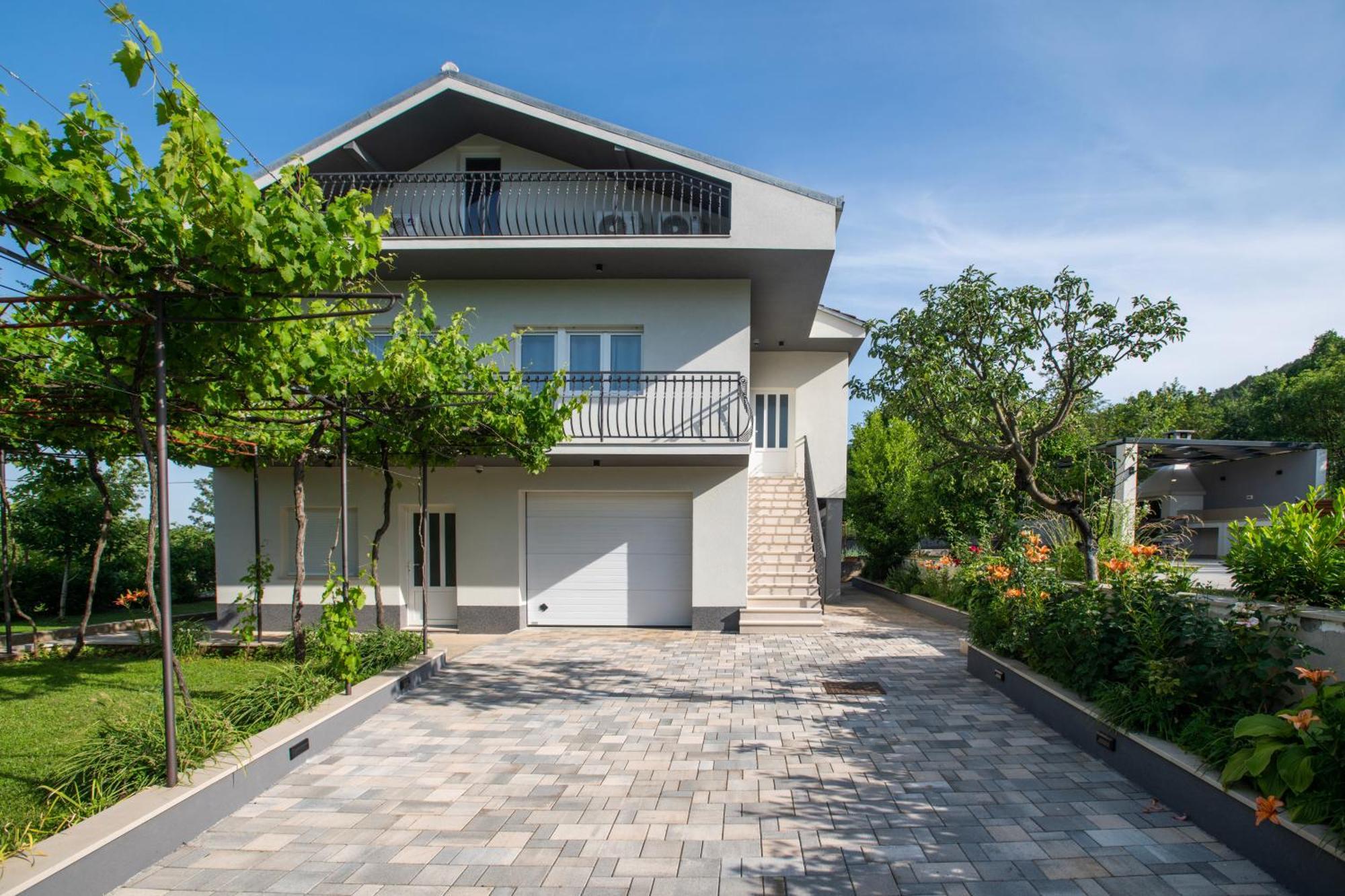 Villa Latica Dicmo ภายนอก รูปภาพ