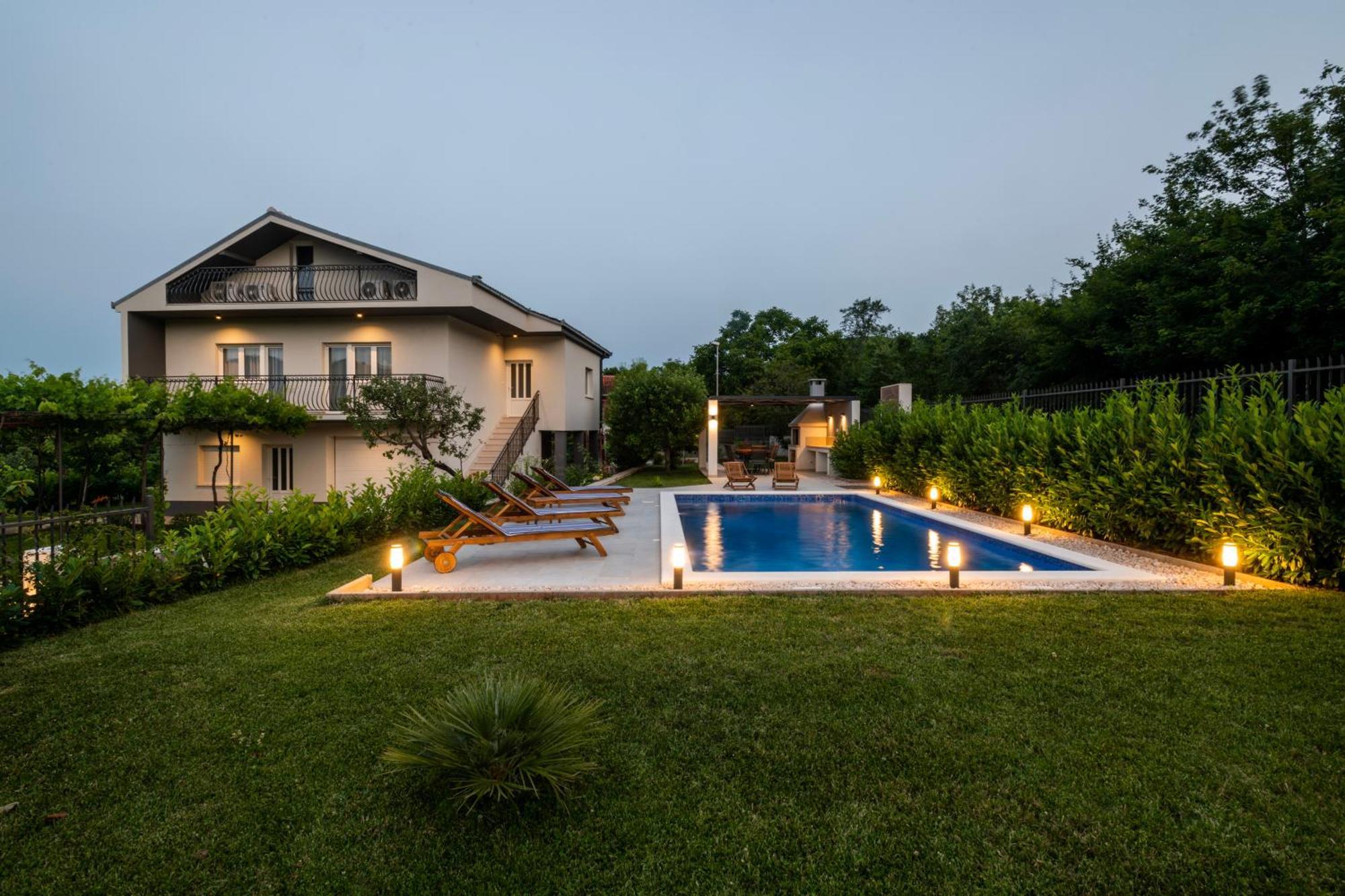 Villa Latica Dicmo ภายนอก รูปภาพ