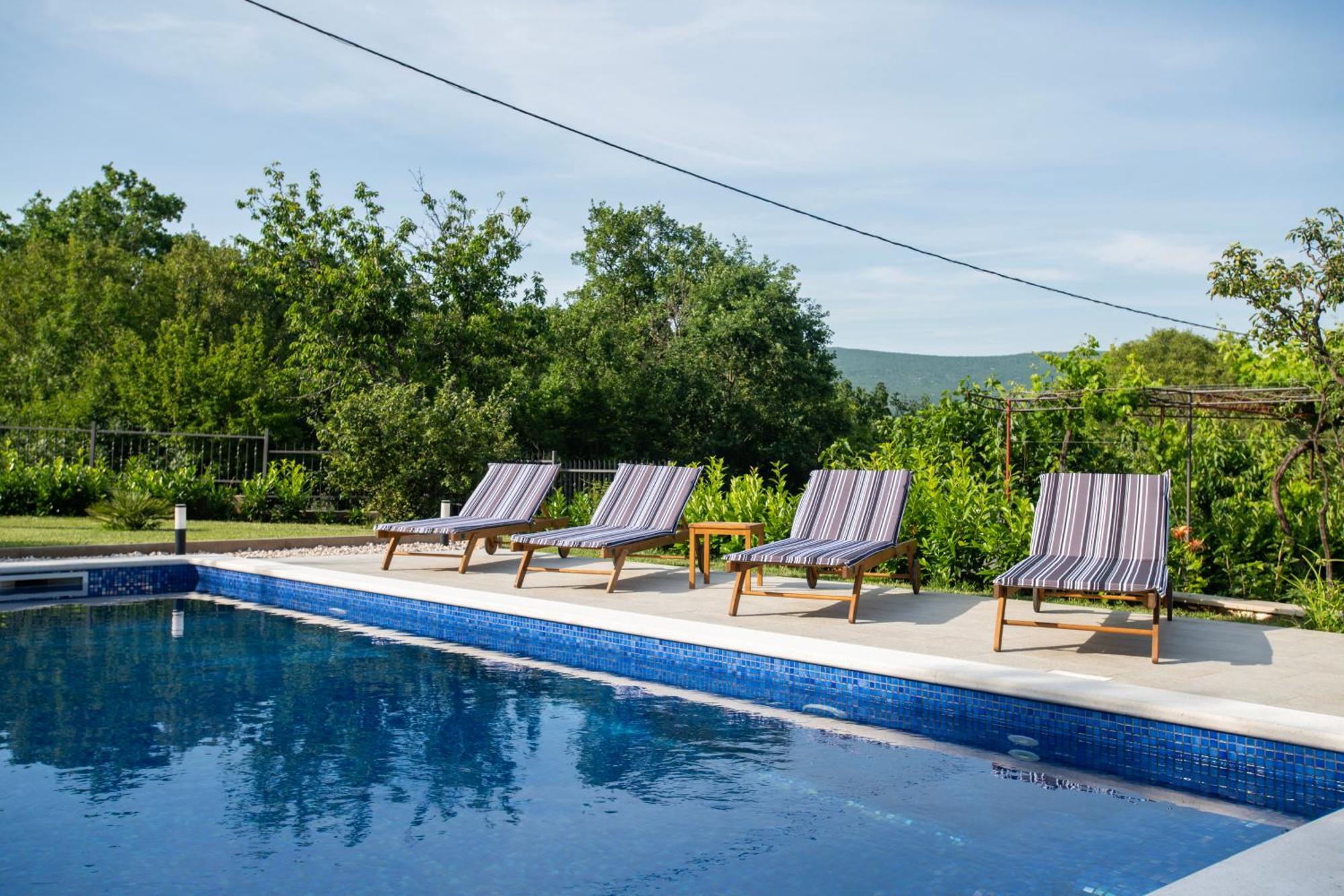 Villa Latica Dicmo ภายนอก รูปภาพ